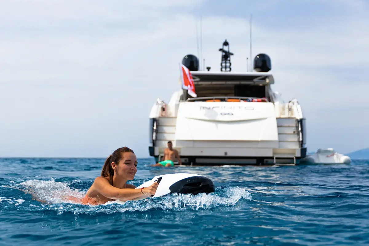 Dariel 7.5m, flybridge — Luxury Yacht Sardinia, Sardinia. A compact open-deck base for Maddalena bay hops