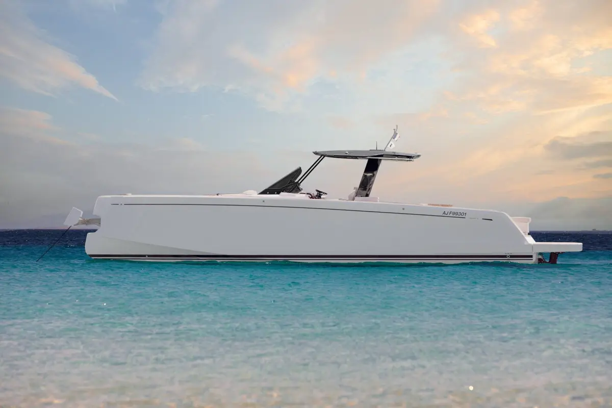 Pardo 43, exterior — Luxury Yacht Sardinia, Sardinia. Quick walkaround deck built for Maddalena day runs