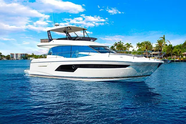 Prestige 520 Fly — Luxury Yacht Sardinia, Sardinia
