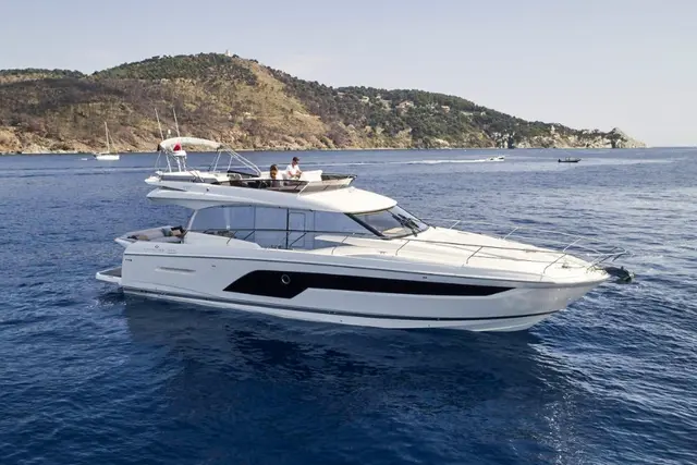 Prestige 590 Fly — Luxury Yacht Sardinia, Sardinia