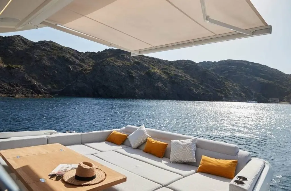 Prestige 590 Fly, main deck — Luxury Yacht Sardinia, Sardinia. Flybridge comfort for calm Costa Smeralda days