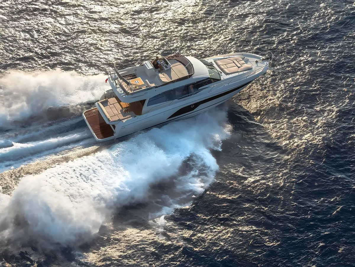 Prestige 590 Fly, salon — Luxury Yacht Sardinia, Sardinia. Flybridge comfort for calm Costa Smeralda days