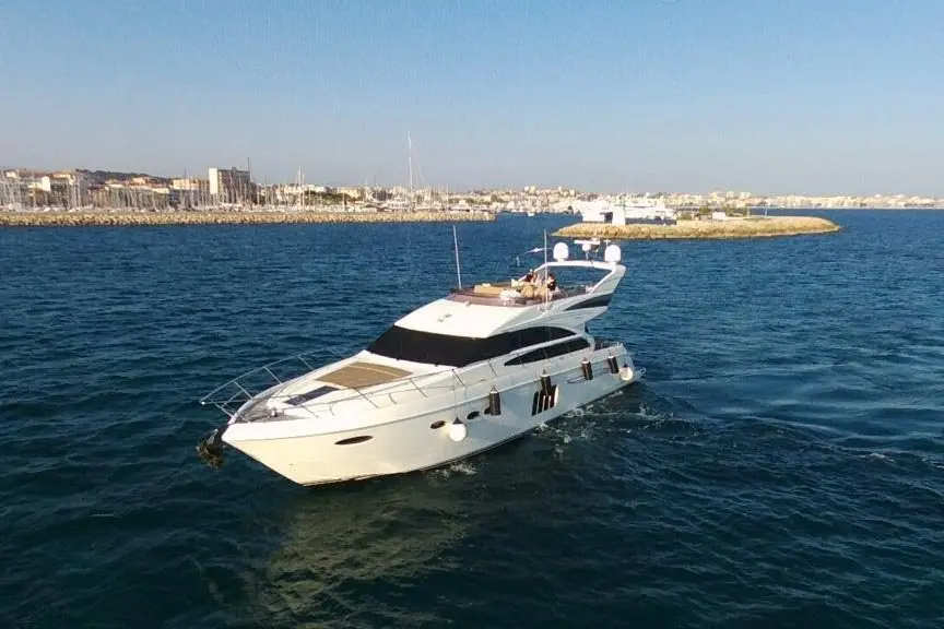 Princess 64 Fly, main deck — Luxury Yacht Sardinia, Sardinia. A flybridge built for Costa Smeralda coastal days
