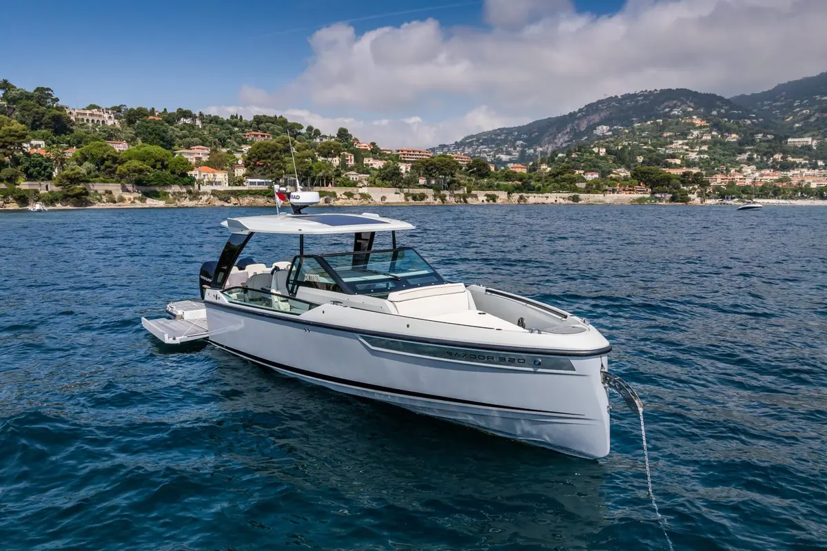 Saxdor 320, flybridge — Luxury Yacht Sardinia, Sardinia. A nimble day boat for Costa Smeralda coves